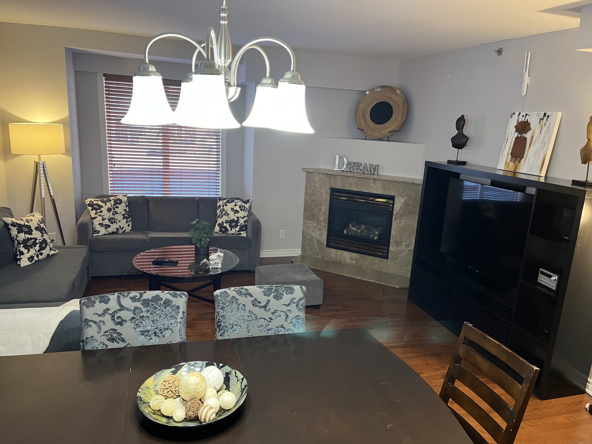 Modern kitchen with Open-concept dining